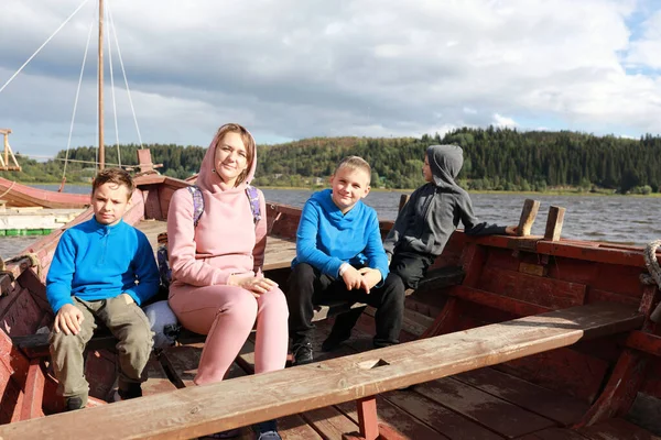 Matka Syny Dřevěné Vikingské Lodi Lake Ladoga Karelia — Stock fotografie