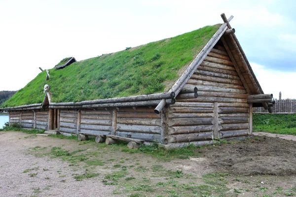 Pohled Vikingský Dům Travnatou Střechou Karelia Stock Snímky