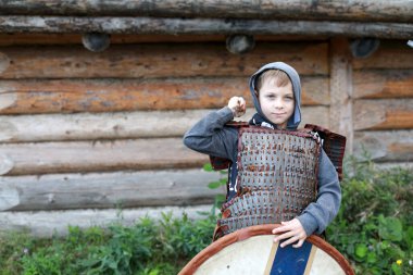 Viking zırhı içinde poz veren çocuk portresi, Karelia