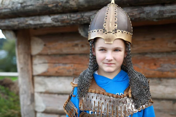 Gyerek Portré Viking Páncélban Karelia — Stock Fotó