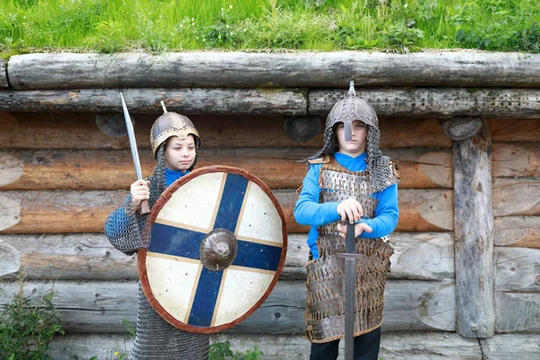 Porträtt Pojkar Viking Pansar Karelen — Stockfoto