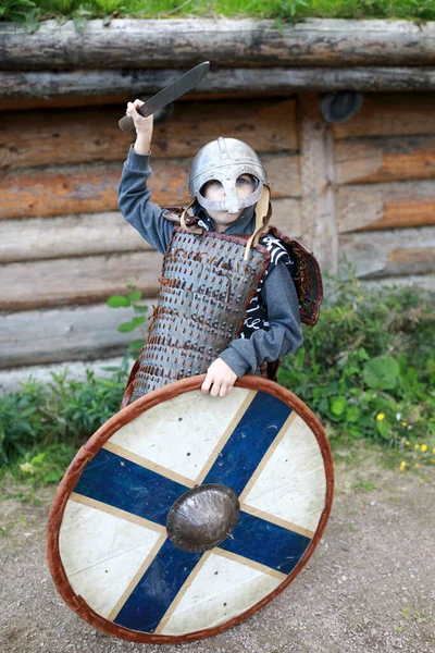Portrét Chlapce Pózujícího Vikingské Zbroji Karelia — Stock fotografie