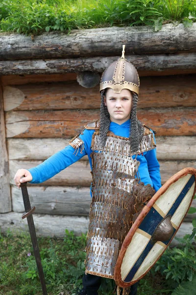 Портрет Ребенка Позирующего Броне Викингов Щитом Карелия — стоковое фото