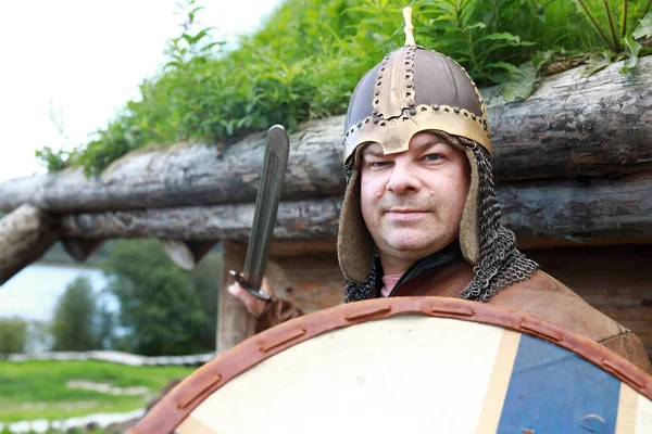 Portrét Seriózního Muže Vikingské Zbroji Karelia — Stock fotografie