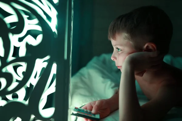 Meraklı Çocuk Evdeki Uzaktan Kumandadan Lambanın Rengini Değiştirir — Stok fotoğraf