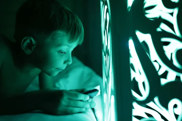 Любопытный Мальчик Переключает Цвет Лампы Пульта Дистанционного Управления Дома — стоковое фото