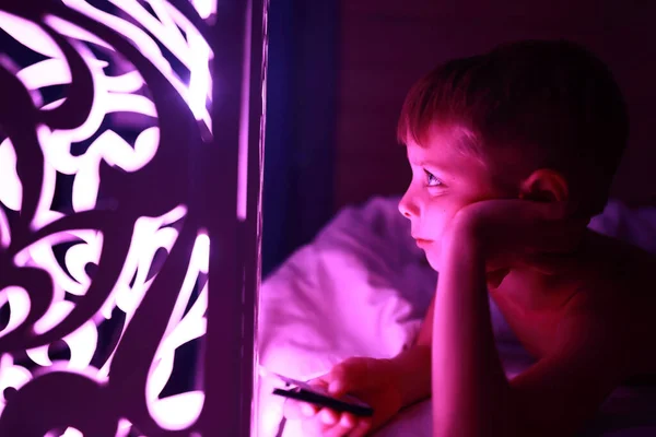 Dítě Přepíná Barvu Lampy Dálkového Ovládání Doma — Stock fotografie