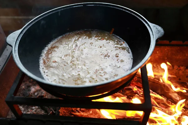 Cozinhar Mingau Trigo Mourisco Com Carne Cozida Caldeirão Chamas — Fotografia de Stock