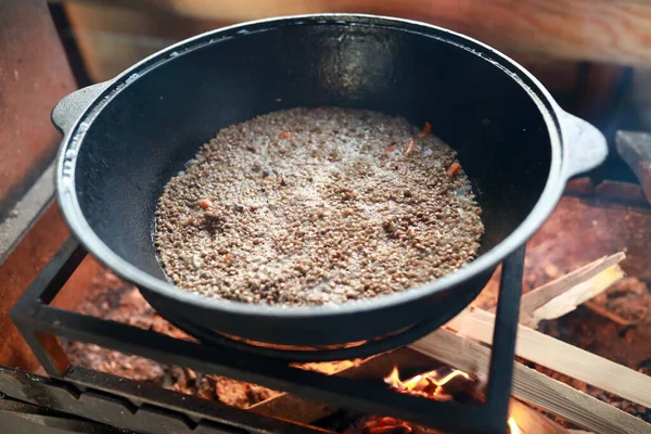 Cozinhar Mingau Trigo Sarraceno Russo Com Carne Cozida Caldeirão Chamas — Fotografia de Stock