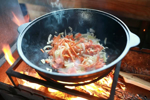 Cenouras Ato Fritar Com Cebolas Caldeirão Fogo — Fotografia de Stock