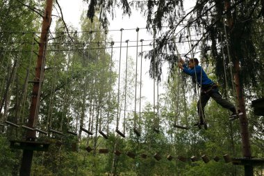 Ormanda engelli bir çocuk, Karelia.