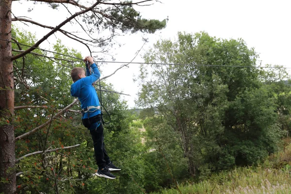 Kind Rollt Auf Seilrutsche Wald Karelien — Stockfoto
