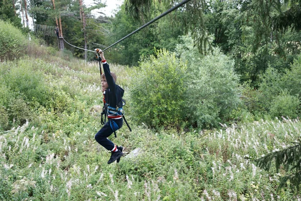 男の子は森の中の安全ロープにかかっている カレリア — ストック写真