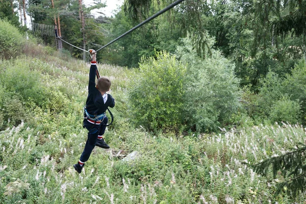 Criança Pendura Corda Segurança Floresta Carélia — Fotografia de Stock