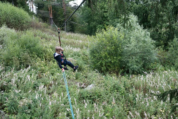 Dzieciak Wisi Linie Bezpieczeństwa Lesie Karelia — Zdjęcie stockowe