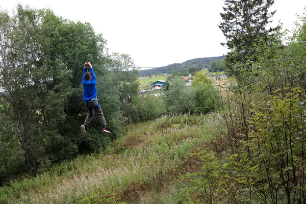 Dzieciak Toczący Się Linie Lesie Karelia — Zdjęcie stockowe