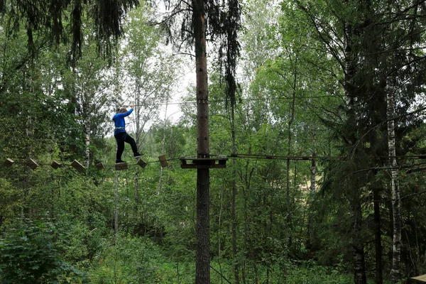 Chłopiec Pokonuje Tor Przeszkód Lesie Karelia — Zdjęcie stockowe