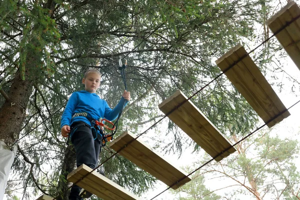 Criança Supera Curso Obstáculo Parque Corda — Fotografia de Stock