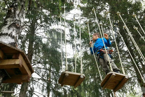 Çocuk Halat Parkında Engelleri Aşıyor Karelia — Stok fotoğraf