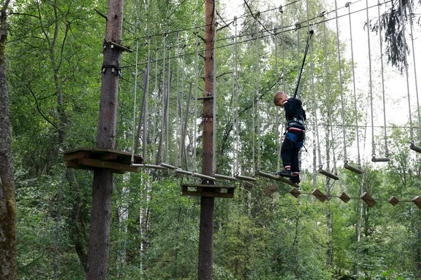 Ormanda Engelli Parkuru Geçen Çocuk Karelia — Stok fotoğraf