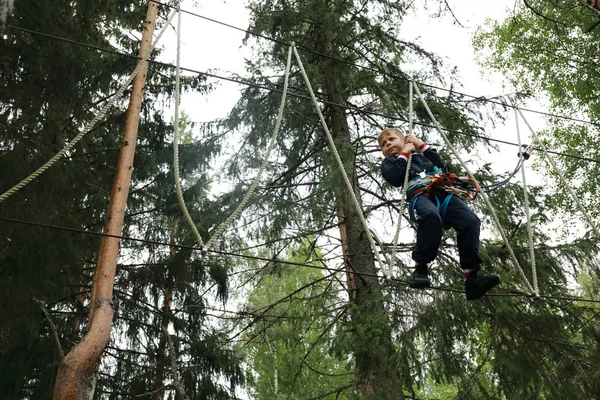 Rapaz Sério Pista Obstáculos Parque Cordas Carélia — Fotografia de Stock