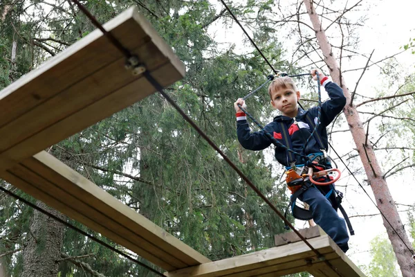 Criança Séria Curso Obstáculos Parque Cordas Carélia — Fotografia de Stock