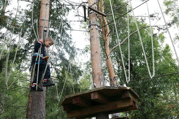 Poważny Chłopiec Przechodzący Tor Przeszkód Parku Linowym Karelia — Zdjęcie stockowe