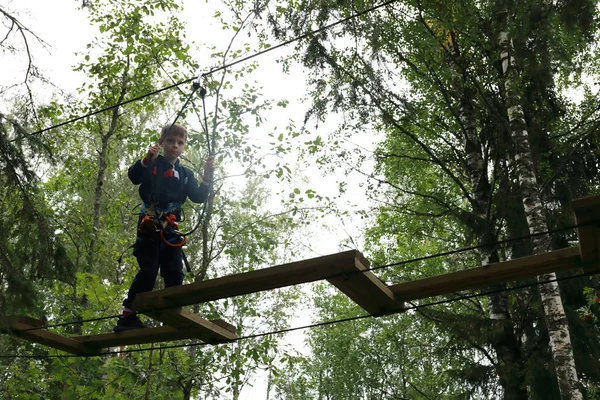 Serious Kid Overcomes Obstacle Course Rope Park — Stock Photo, Image