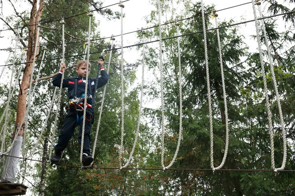 Серьезный Ребенок Проходит Полосу Препятствий Веревочном Парке Карелия — стоковое фото