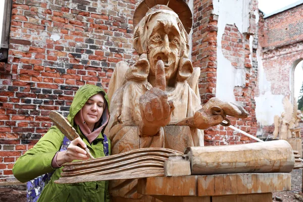 Mujer Escribe Sus Deseos Iglesia Luterana Lahdenpohja — Foto de Stock