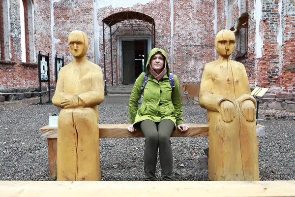 Mujer Sentada Banco Iglesia Luterana Karelia Lahdenpohja — Foto de Stock