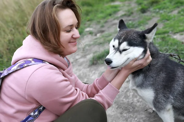 Femme Caressant Chien Husky Été Carélie — Photo