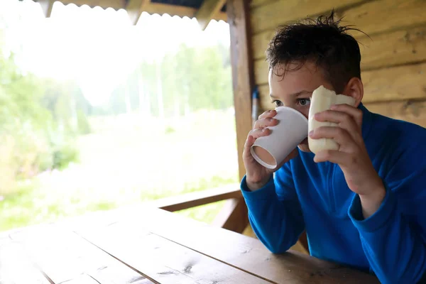 Niño Comiendo Perrito Caliente Con Terraza Del Restaurante — Foto de Stock