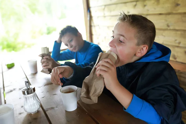 Dzieci Jedzące Hot Dogi Tarasie Restauracji — Zdjęcie stockowe