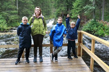 Şelale vadisinde üç oğlu olan anne, Karelia.