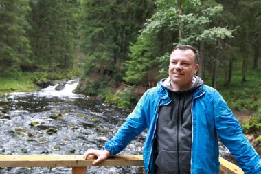 Şelale vadisinde poz veren adam, Karelia