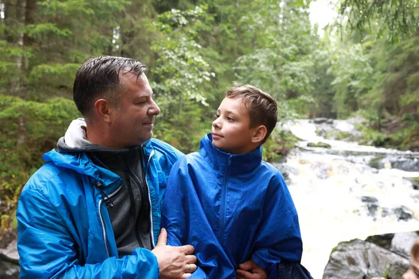 カレリアの滝の公園の谷の息子と父 — ストック写真