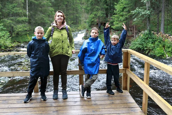 Şelale vadisinde üç oğlu olan anne, Karelia.