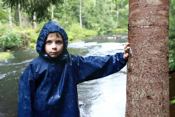 Niño Posando Parque Valle Cascadas Karelia —  Fotos de Stock