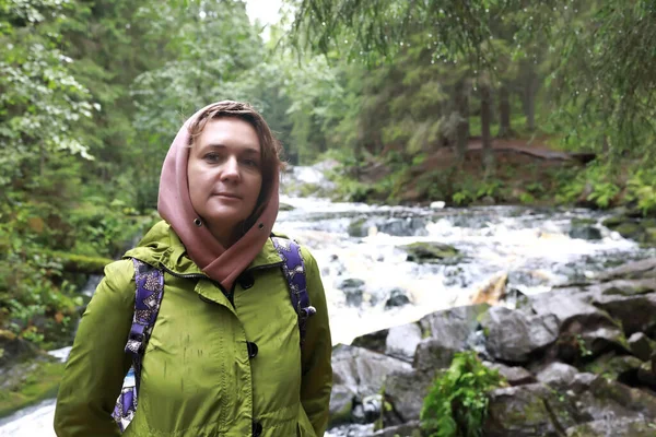 Portret Van Een Vrouw Het Park Vallei Van Watervallen Karelia — Stockfoto