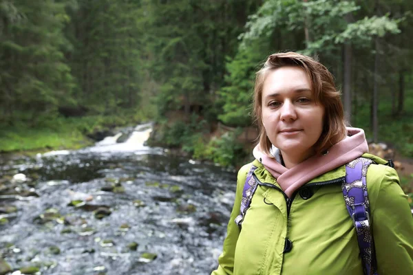 Mujer Parque Valle Cascadas Karelia — Foto de Stock