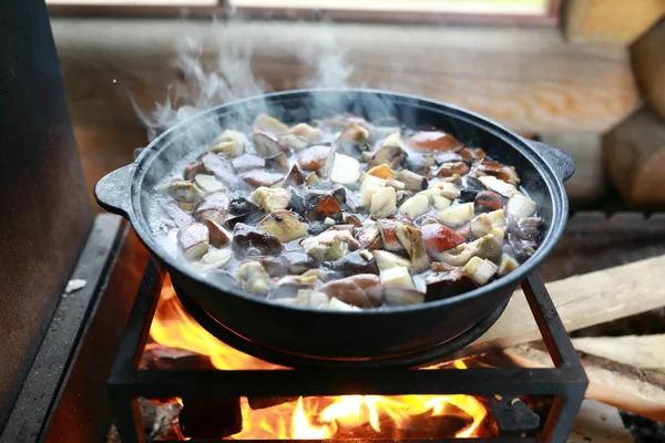 Gotujący Się Kocioł Płonącym Kotle Altanie Karelia — Zdjęcie stockowe