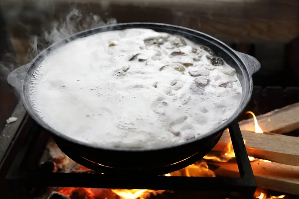 Matlagning Bolussvamp Brinnande Kittel Karelen — Stockfoto