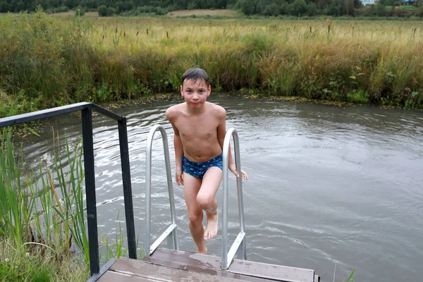 卡累利阿 从池塘爬楼梯的儿童画像 — 图库照片