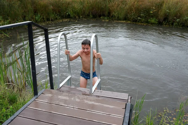 Çocuk Yazın Göletten Merdivenleri Çıkıyor Karelia — Stok fotoğraf