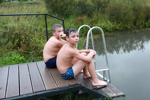 Niños Sentados Puente Madera Junto Estanque Karelia —  Fotos de Stock