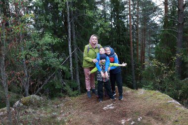 Anne ve oğul Hiidenvuori Dağı 'nın eteklerinde, Karelia