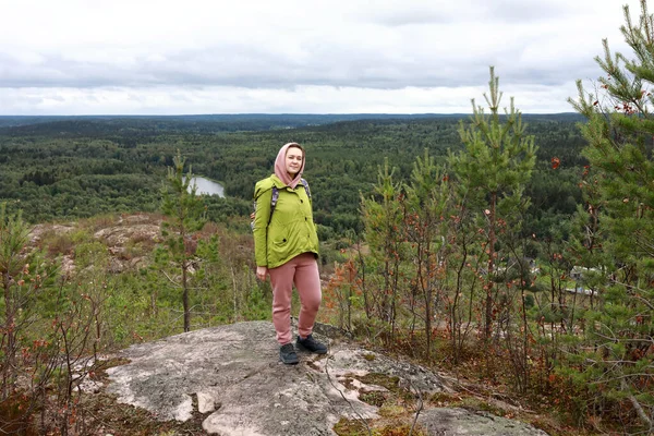 Mujer Posando Monte Hiidenvuori Verano Karelia —  Fotos de Stock