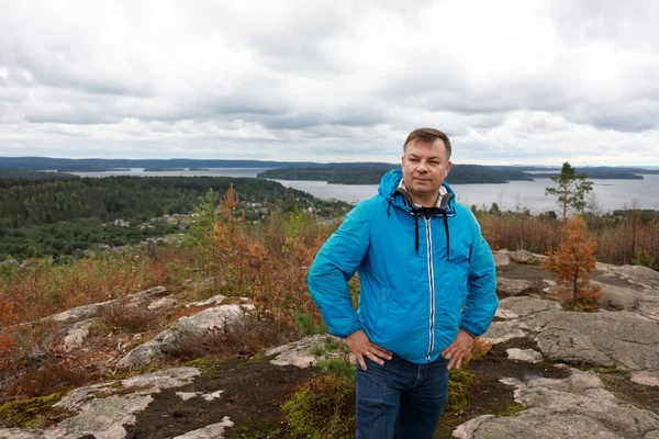 Hombre Pie Monte Hiidenvuori Verano Karelia — Foto de Stock