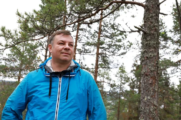 Mann Posiert Sommer Auf Dem Berg Hiidenvuori Karelien — Stockfoto